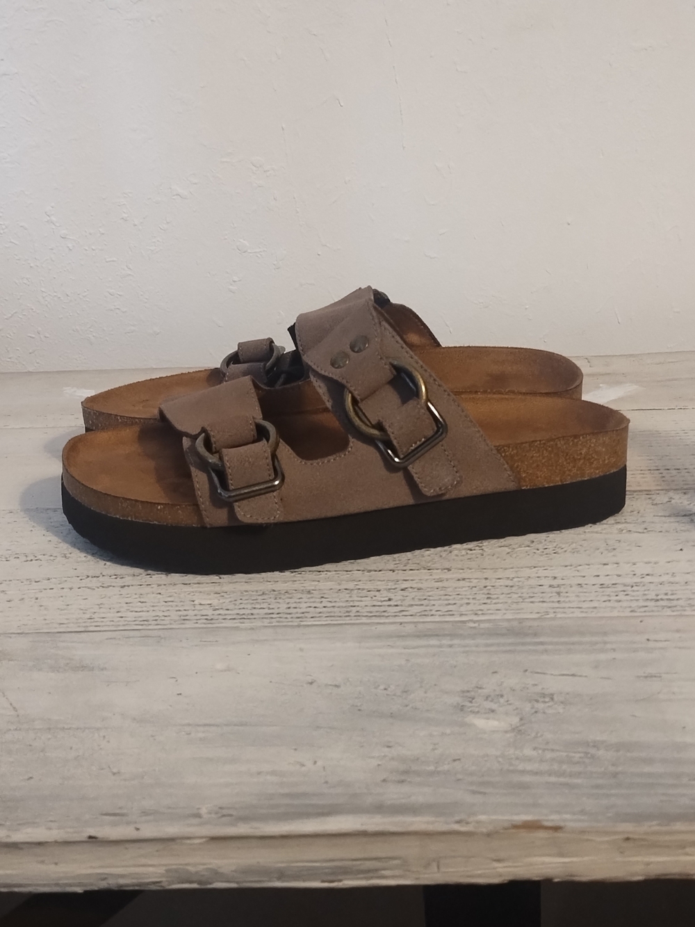 White Mountain footbeds 'Greatest' Taupe Suede Sandals Size 11 women's